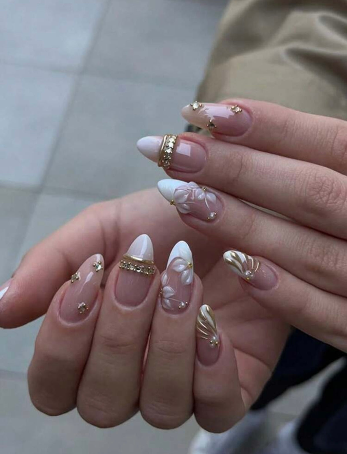 Gold Foil Rhinestone 3D White Sand Flower Almond Shape Press-ons